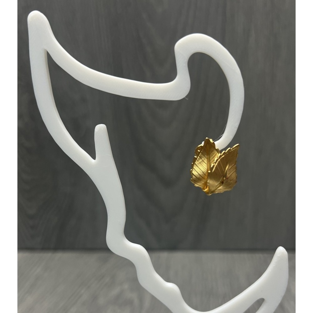 Vintage Giovanni Gold Tone Textured Leaf Clip-On Earrings Fashion Jewelry